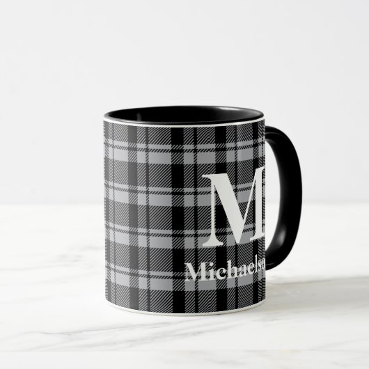 Grau und Schwarz Kariert mit Monogrammname Tasse (VorderseiteRechts)