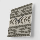 Grau und Schwarz Kokopelli Aztec Design Quadratische Wanduhr (Winkel)