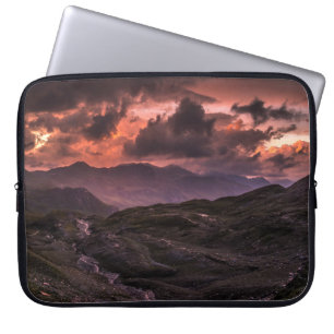 GRAU UND SCHWARZE BERGE UNTER DEM SCHÖNEN HIMMEL  LAPTOPSCHUTZHÜLLE