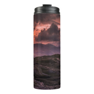 GRAU UND SCHWARZE BERGE UNTER DEM SCHÖNEN HIMMEL THERMOSBECHER