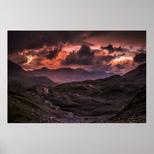 GRAU UND SCHWARZE BERGE UNTER DEM SCHÖNEN HIMMEL W POSTER