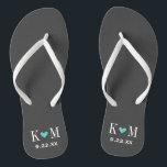 Grau und Türkis Moderne Hochzeitsmonogramm Badesandalen<br><div class="desc">Maßgeschneiderte gedreht Flop-Sandalen personalisiert mit einem niedlichen Herz und Ihre Monogramm-Initialen und Hochzeitstermin. Klicken Sie auf Anpassen,  um Schriftart und Farben zu ändern oder eigene Bilder hinzuzufügen,  um ein einzigartiges Design zu erstellen!</div>