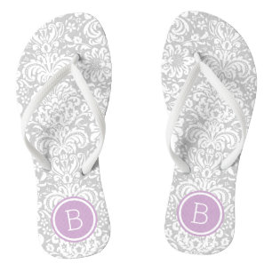 Grau und violett floraler Damast Monogramm Badesandalen