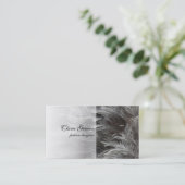 Grau versieht Visitenkarte mit Federn (Stehend Vorderseite)