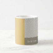 Grau-Weiß-Zickzack-Chic-Gedenkfeier Kaffeetasse (Mittel)