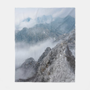 GRAU-WEISSE BERGE WÄHREND DER WÄHRUNG UNTER WEISSE FLEECEDECKE
