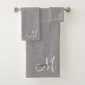 Grau-weiße Monogram-Imitate Badhandtuch Set (Insitu)
