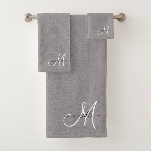 Grau-weiße Monogram-Imitate Badhandtuch Set (Insitu)