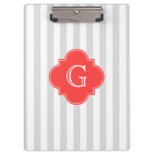 Grau-weiße Streifen Korallenrot-Monogramm-Etikett Klemmbrett (Vorderseite)