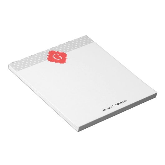Grau-weißer Polka Dot Coral Quatrefolienmonogramm Notizblock (angewinkelt)