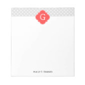 Grau-weißer Polka Dot Coral Quatrefolienmonogramm Notizblock (Vorderseite)