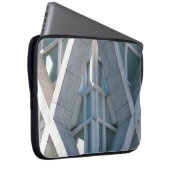 Graubetoniertes Gebäude am Tag Laptopschutzhülle (Vorne Rechts)