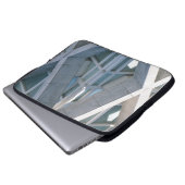 Graubetoniertes Gebäude am Tag Laptopschutzhülle (Vorne Knopf)