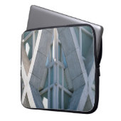 Graubetoniertes Gebäude am Tag Laptopschutzhülle (Vorderseite Links)