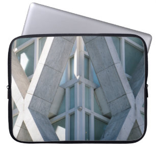 Graubetoniertes Gebäude am Tag Laptopschutzhülle