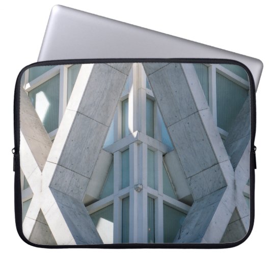 Graubetoniertes Gebäude am Tag Laptopschutzhülle (Vorderseite)