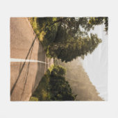 Graubetonstraße am Morgen Fleecedecke (Vorderseite (Horizontal))