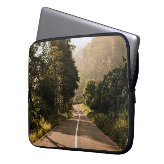 Graubetonstraße am Morgen Laptopschutzhülle (Vorderseite Links)