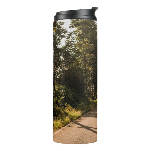 Graubetonstraße am Morgen Thermosbecher (Nach links gedreht)