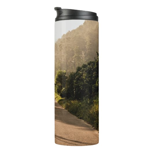 Graubetonstraße am Morgen Thermosbecher (Nach rechts gedreht)