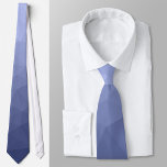 Graublaues geometrisches Muster Krawatte<br><div class="desc">Anzug Accessoires verbindet den Hals mit modernem geometrischem Design. Elegantes und cooles geometrisches Dreieck mit blaugrauem Farbverlauf für ihn.</div>