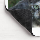 Graubraun-weiße Katze mit grünen Augen Mousepad (Ecke)