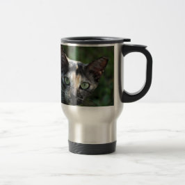 Graubraun-weiße Katze mit grünen Augen Reisebecher
