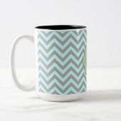 Graue Aqua Zickzack Stripes Monogramm Zweifarbige Tasse (Links)