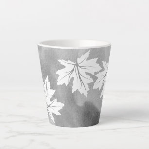 Graue Aquarellfarben und Blätter aus weißem Ahorn Milchtasse
