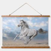 Graue arabische Pferdegalopp durch sanfte Landscha Wandteppich Mit Holzrahmen (Vorne)