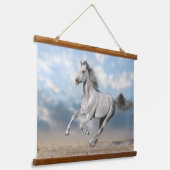 Graue arabische Pferdegalopp durch sanfte Landscha Wandteppich Mit Holzrahmen (Gewinkelt)