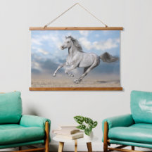 Graue arabische Pferdegalopp durch sanfte Landscha