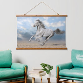Graue arabische Pferdegalopp durch sanfte Landscha Wandteppich Mit Holzrahmen