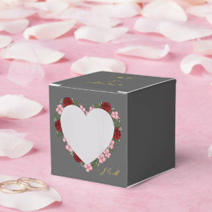 Graue Ballottinen verziert mit einem rosa Herzen Geschenkschachtel