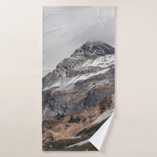 GRAUE BERGE MIT SCHNEE UMGEBEN MIT TR BADEHANDTUCH (Badehandtuch)