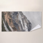 GRAUE BERGE MIT SCHNEE UMGEBEN MIT TR BADEHANDTUCH (Badehandtuch)