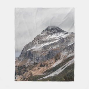 GRAUE BERGE MIT SCHNEE UMGEBEN MIT TR FLEECEDECKE