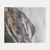 GRAUE BERGE MIT SCHNEE UMGEBEN MIT TR FLEECEDECKE (Vorderseite (Horizontal))