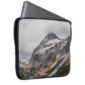 GRAUE BERGE MIT SCHNEE UMGEBEN MIT TR LAPTOPSCHUTZHÜLLE (Vorne Rechts)