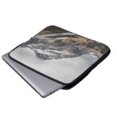 GRAUE BERGE MIT SCHNEE UMGEBEN MIT TR LAPTOPSCHUTZHÜLLE (Vorne Knopf)