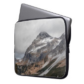 GRAUE BERGE MIT SCHNEE UMGEBEN MIT TR LAPTOPSCHUTZHÜLLE (Vorderseite Links)