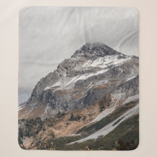 GRAUE BERGE MIT SCHNEE UMGEBEN MIT TR SHERPADECKE