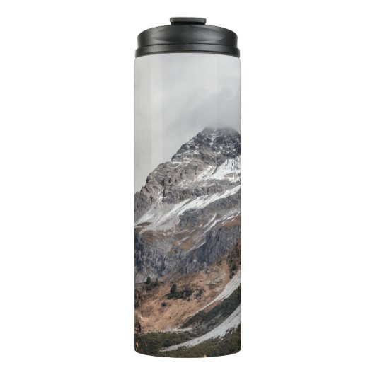 GRAUE BERGE MIT SCHNEE UMGEBEN MIT TR THERMOSBECHER (Vorderseite)