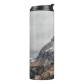 GRAUE BERGE MIT SCHNEE UMGEBEN MIT TR THERMOSBECHER (Nach links gedreht)