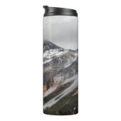 GRAUE BERGE MIT SCHNEE UMGEBEN MIT TR THERMOSBECHER (Nach rechts gedreht)