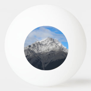 Graue Bergspitze, bewölkter blauer Himmel Tischtennisball
