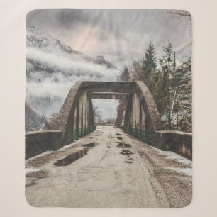 GRAUE BETONBOGENBRÜCKE NEBEN BLAUTTLOSEN BAUM IN D SHERPADECKE
