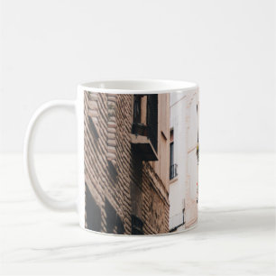 GRAUE BETONGASSE WÄHREND DES TAGES KAFFEETASSE