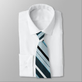 Graue, blaue, weiße Streifen, Krawatte am Hals. (Gebunden)