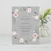Graue Blush-Blumengirlande Hochzeit Einladung (Stehend Vorderseite)